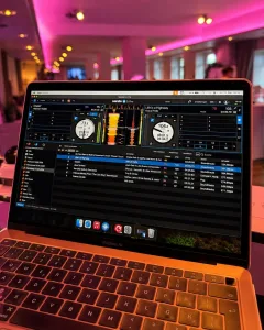 DJ-Setup von Hochzeits DJ Chris im Herrenhaus Buchholz mit Laptop und Serato DJ Pro während der Hochzeitsparty