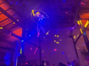 Atmosphärische Lichtinstallation bei einer Hochzeit in der Alten Hettner Fabrik in Bad Münstereifel mit DJ-Lichtshow und Eventbeleuchtung.