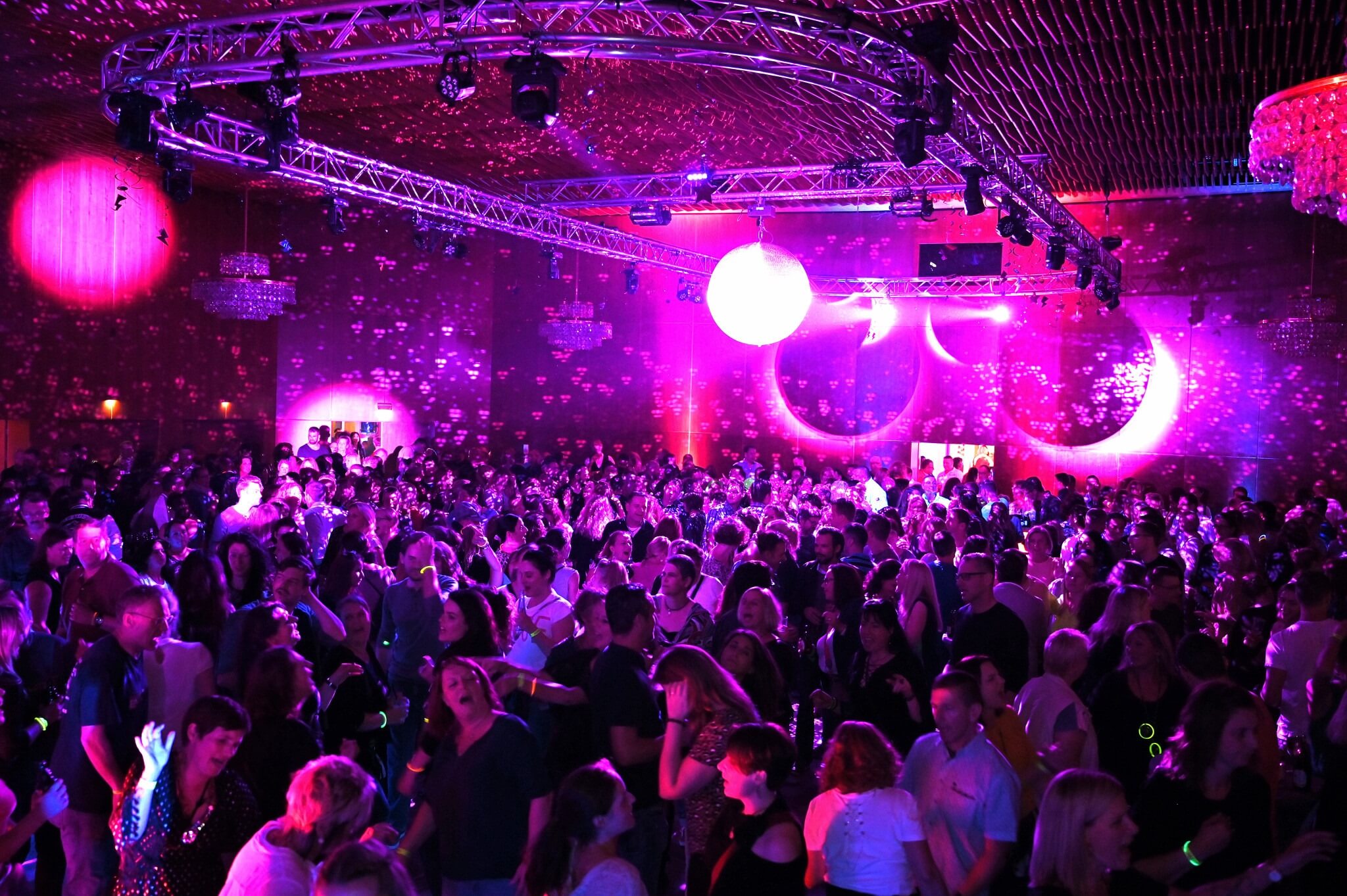 DJ Referenzen NRW | Music DJ Chris DJ Referenzen NRW mit voller Tanzfläche bei einer Veranstaltung von Music DJ Chris