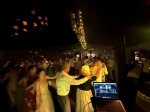 Hochzeitsgesellschaft bei einer Polonaise am späten Abend in der Adenbachhütte
