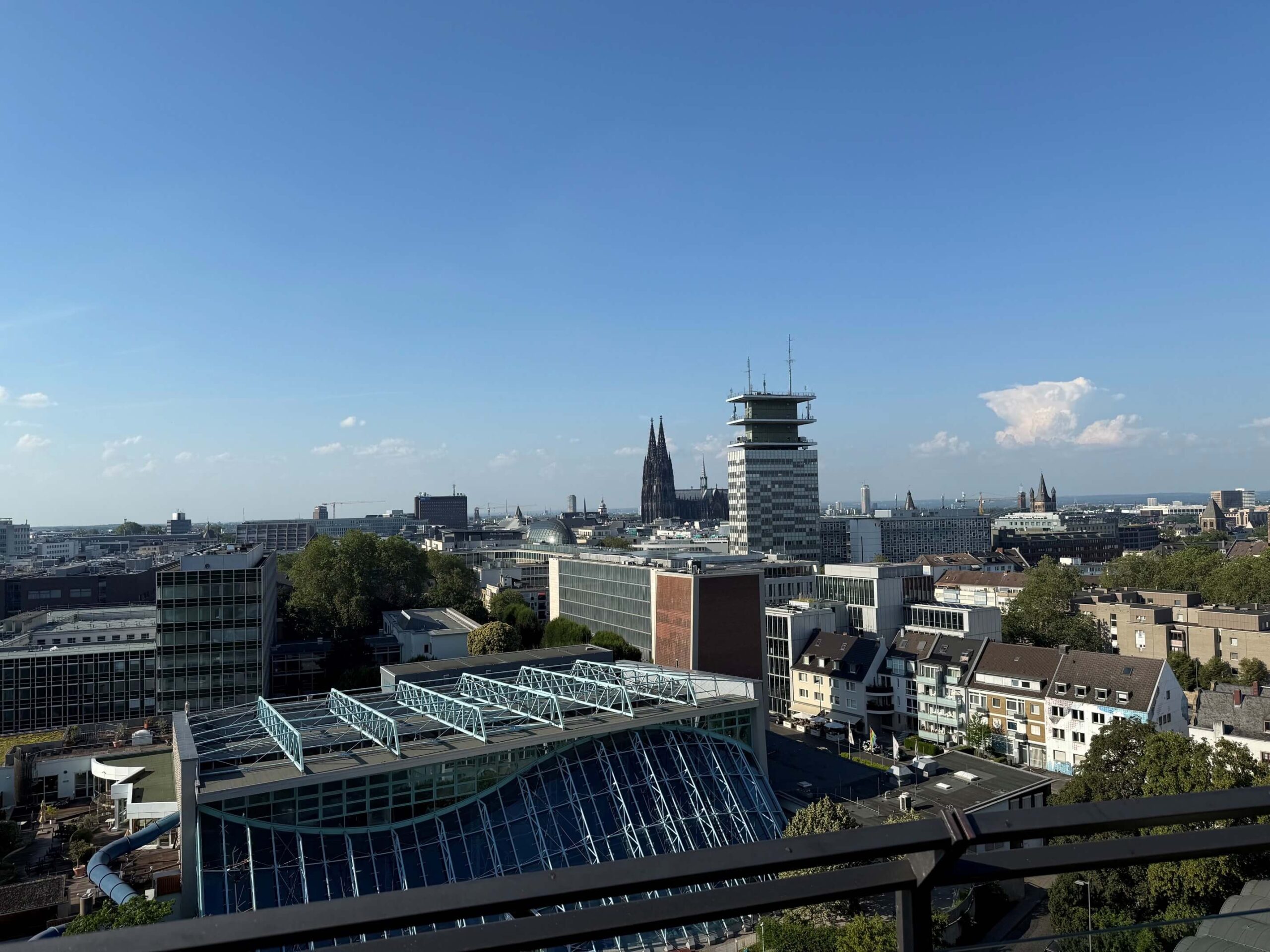 Ausblick vom Wasserturm Hotel Cologne auf den Kölner Dom und die Kölner Innenstadt