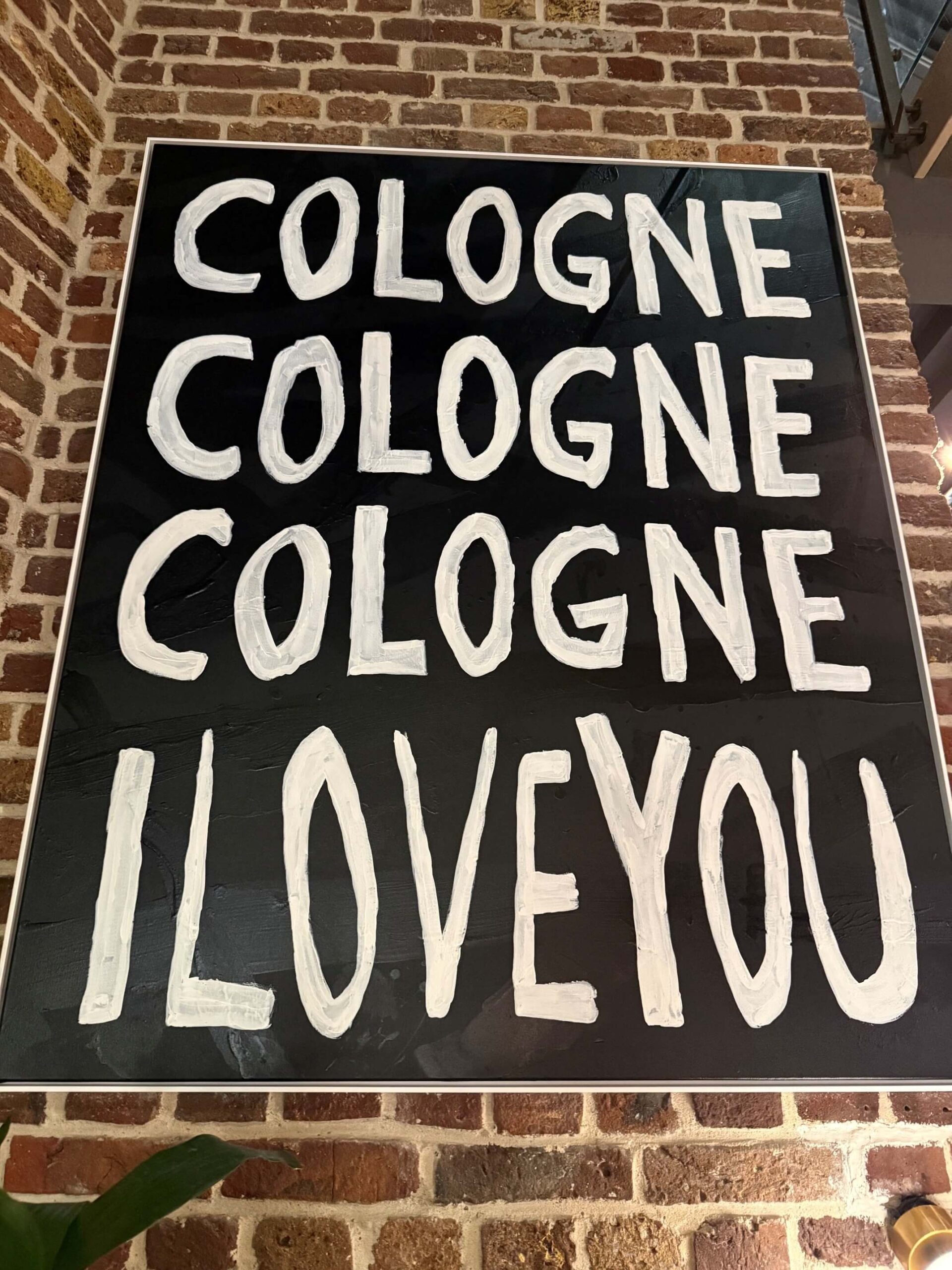 Kunstwerk mit dem Schriftzug Cologne Cologne Cologne I Love You im Wasserturm Hotel Cologne