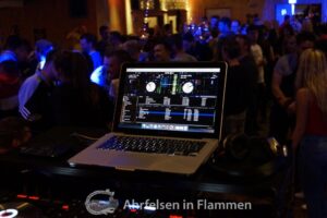 DJ-Pult mit Blick auf die Tanzfläche bei Ahrfelsen in Flammen in Schuld