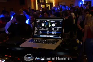 DJ-Pult mit Blick auf die Tanzfläche bei Ahrfelsen in Flammen in Schuld