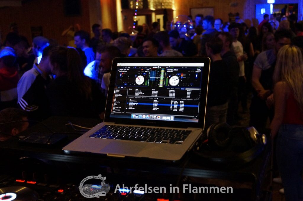 DJ-Pult mit Blick auf die Tanzfläche bei Ahrfelsen in Flammen in Schuld im Jahr 2019
