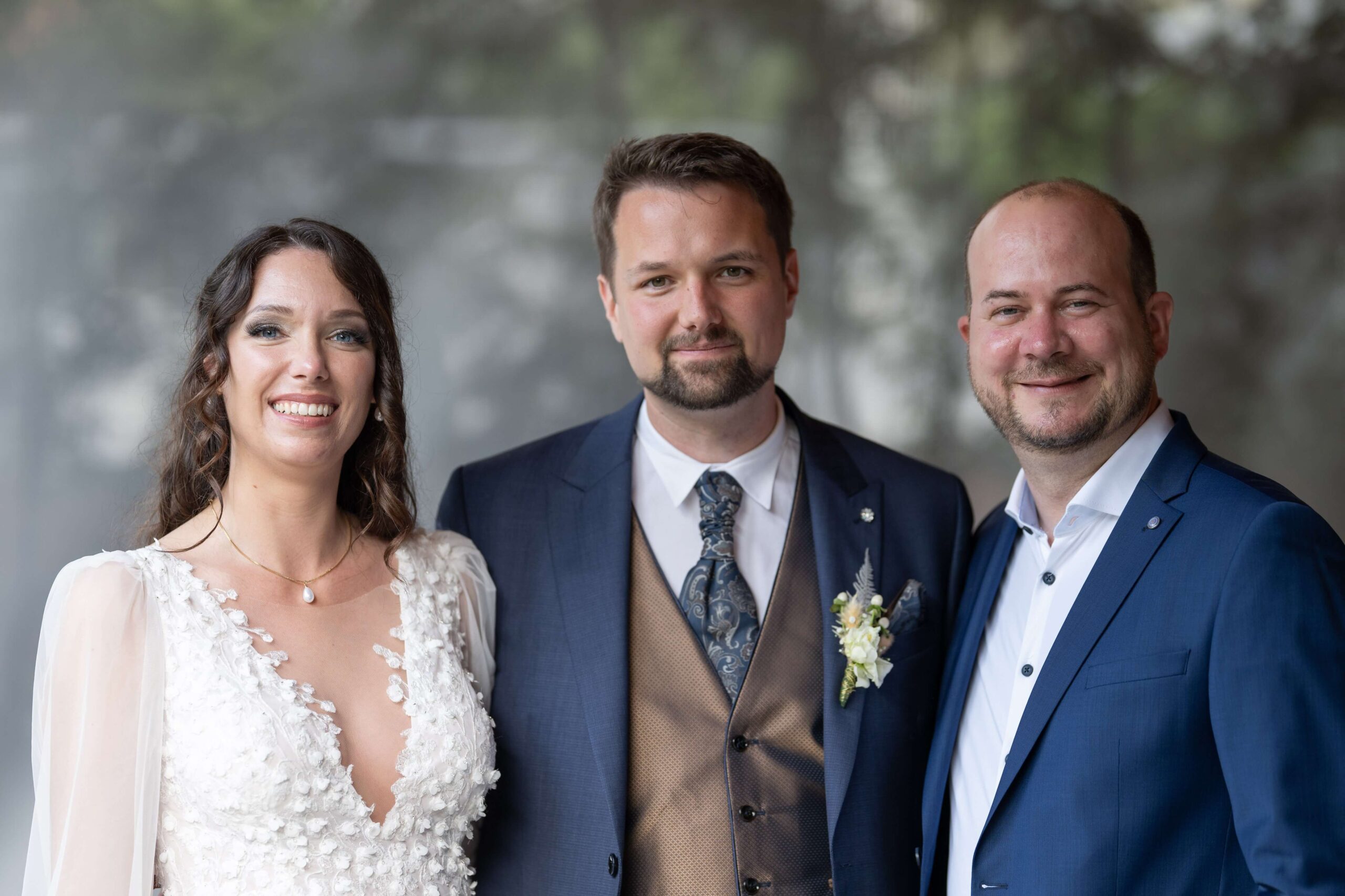Brautpaar mit Music DJ Chris nach einer gemeinsam begleiteten Hochzeit in NRW