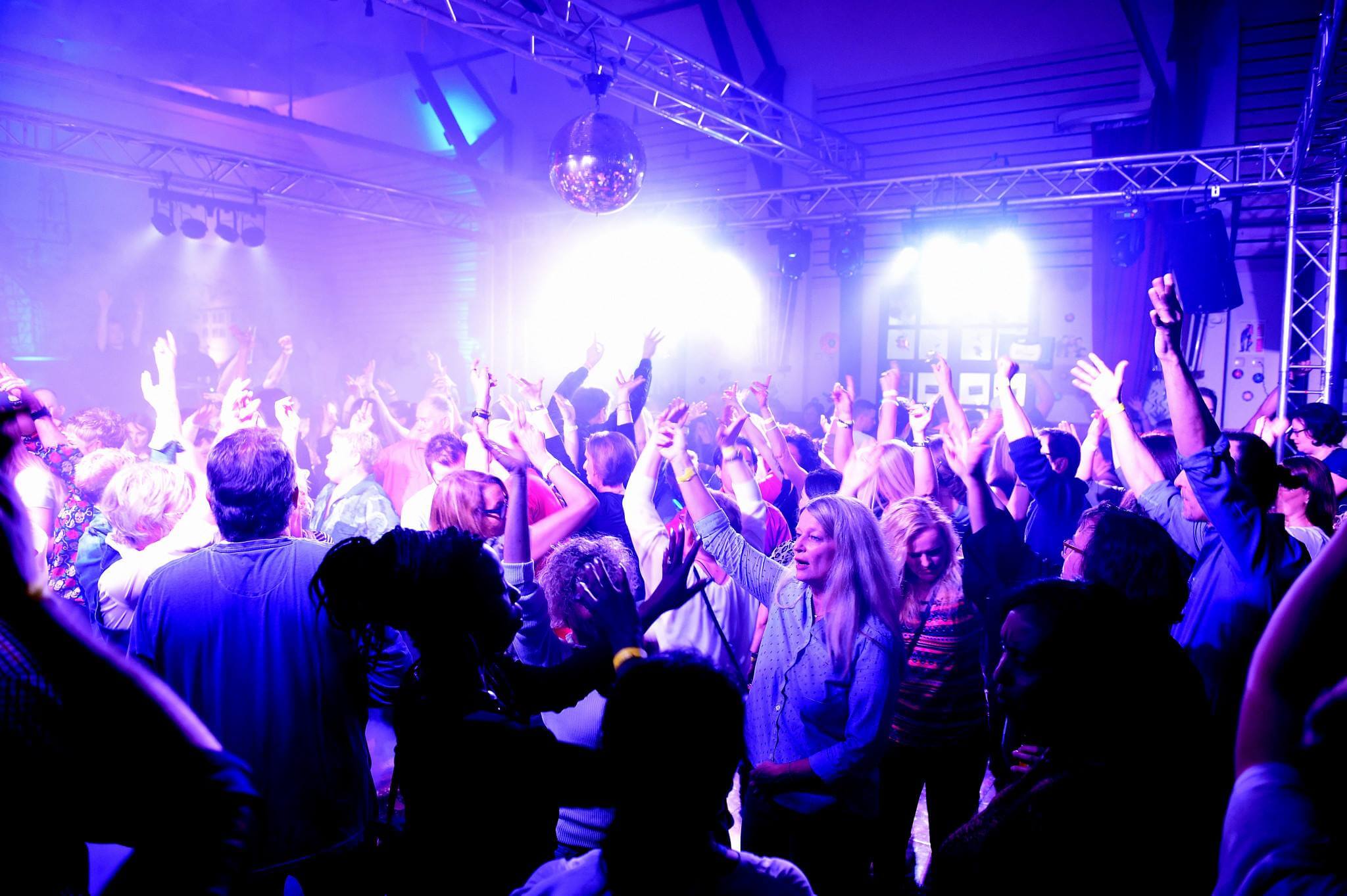 DJ Rheinland-Pfalz – volle Tanzfläche bei einem Event mit Music DJ Chris