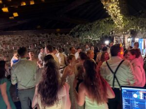 Hochzeitsgäste tanzen unter den Lichterketten in der Adenbachhütte