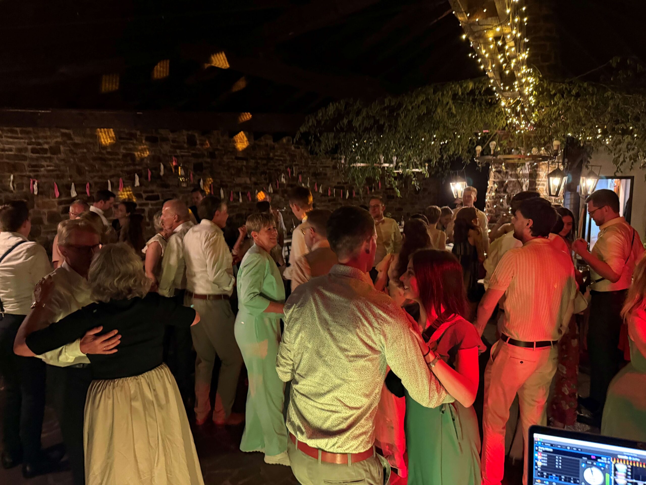 Volle Tanzfläche mit Hochzeits-DJ in der Adenbachhütte bei der Hochzeit von Mark und Mara
