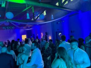 Gut besuchte Hochzeitsfeier mit Lichtstimmung in Dümpelfeld in Rheinland-Pfalz