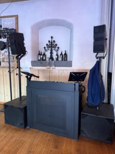DJ-Aufbau mit Ton- und Lichttechnik in der Schenke von Schloss Burgbrohl