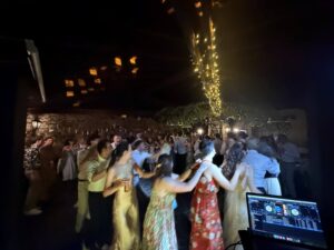Ausgelassene Polonaise auf der Tanzfläche bei einer Hochzeit in der Adenbachhütte