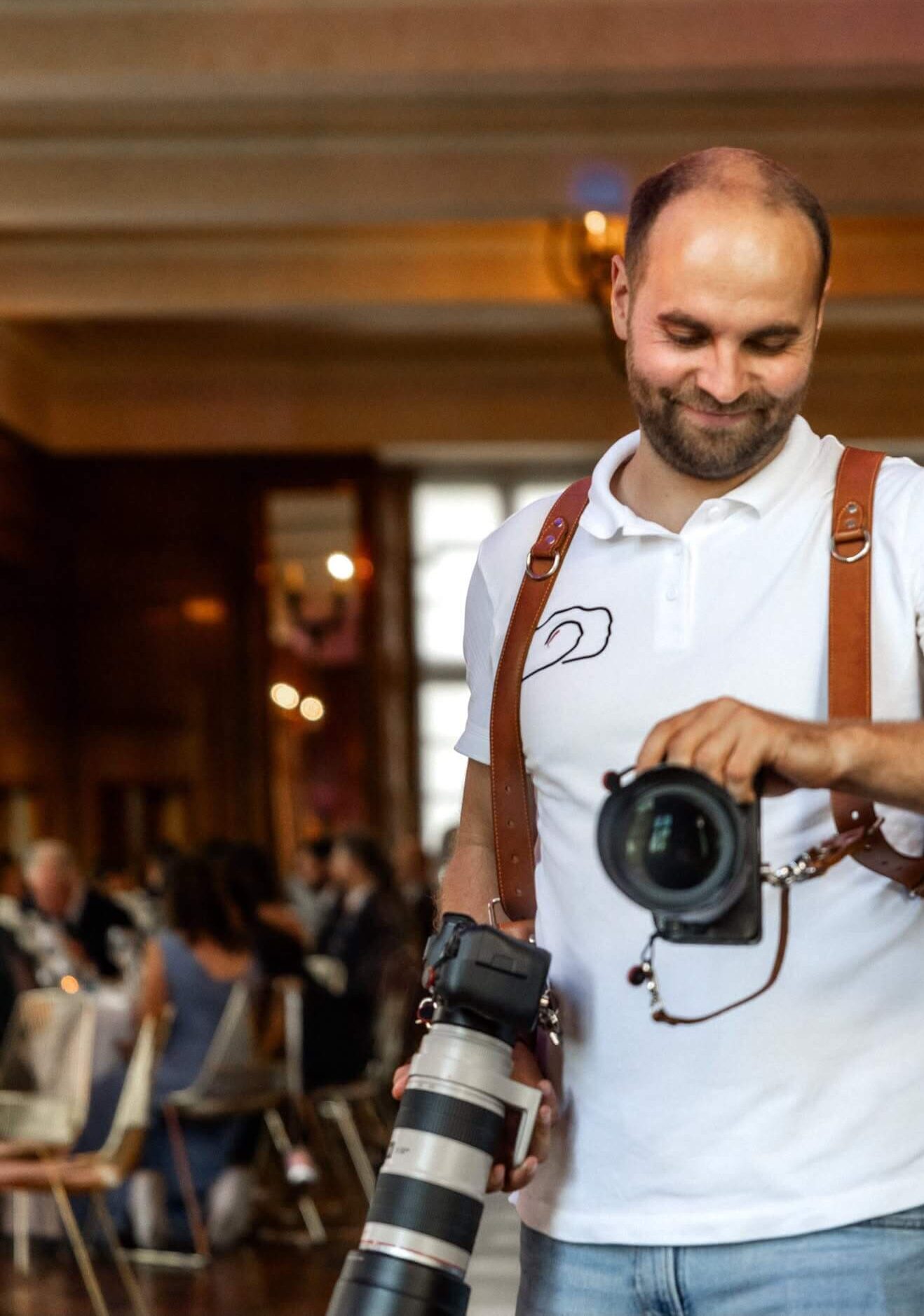Fotograf von Majle Fotografie mit zwei Kameras bei einer Hochzeitsfeier