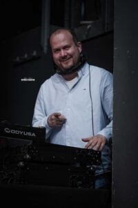Music DJ Chris am DJ-Pult bei einer Hochzeit oder Veranstaltung