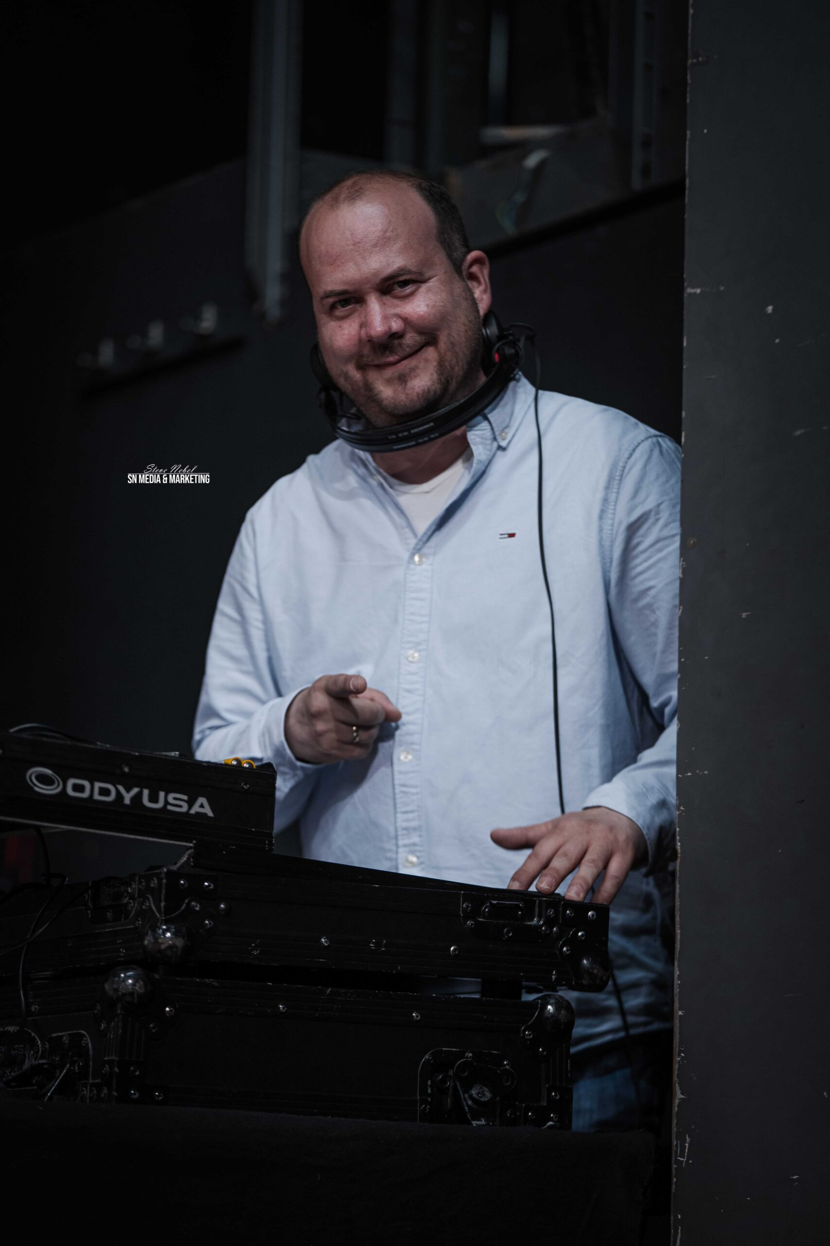 Music DJ Chris am DJ-Pult bei einer Hochzeit oder Veranstaltung