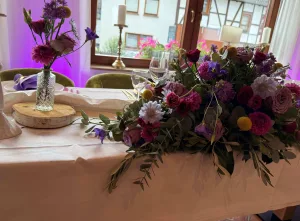 Festlich dekorierter Brauttisch bei einer Hochzeit im Landgasthaus Keuler in Insul