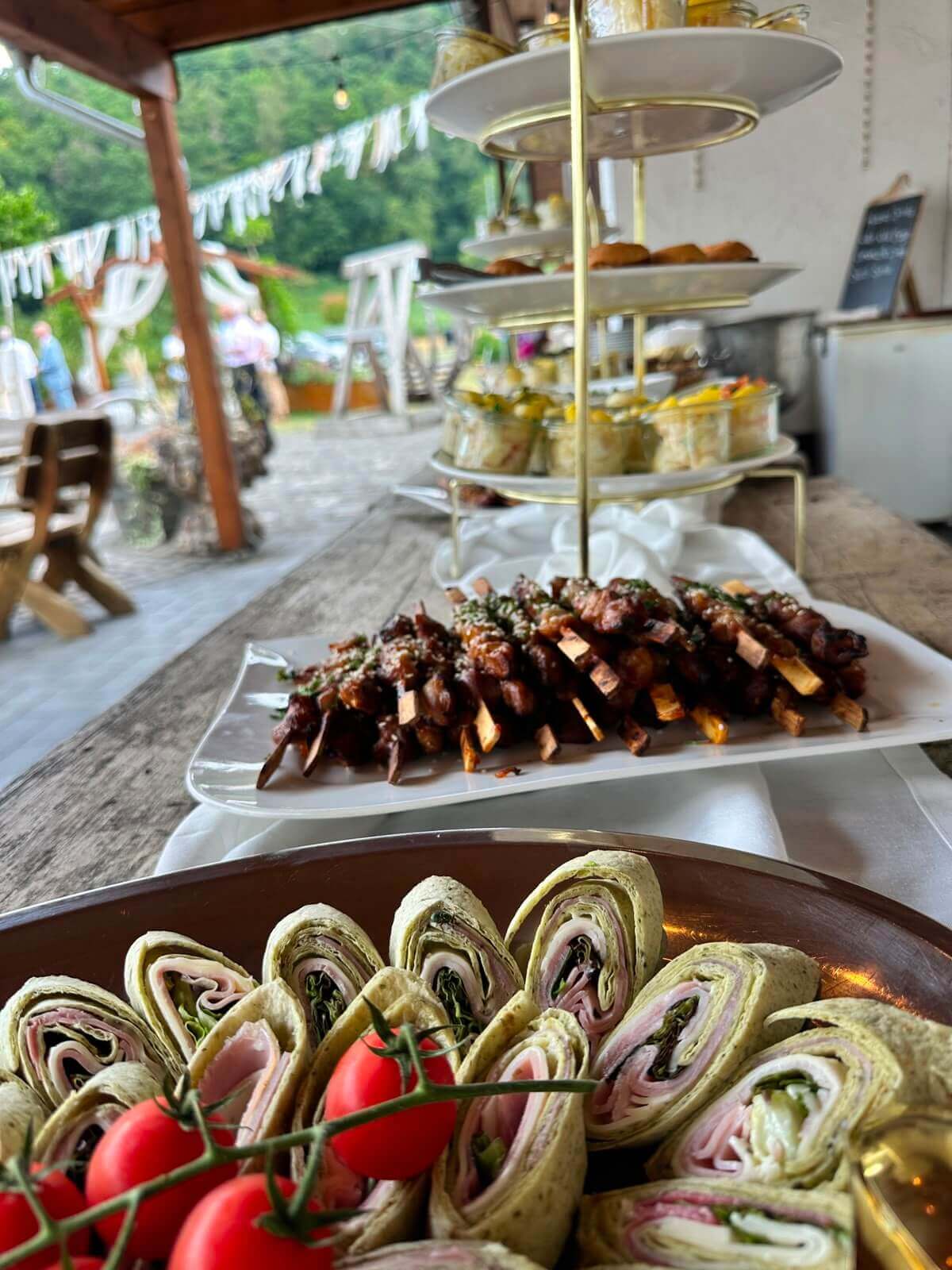 Buffet im Außenbereich bei einer Hochzeit im Landgasthaus Keuler in Insul