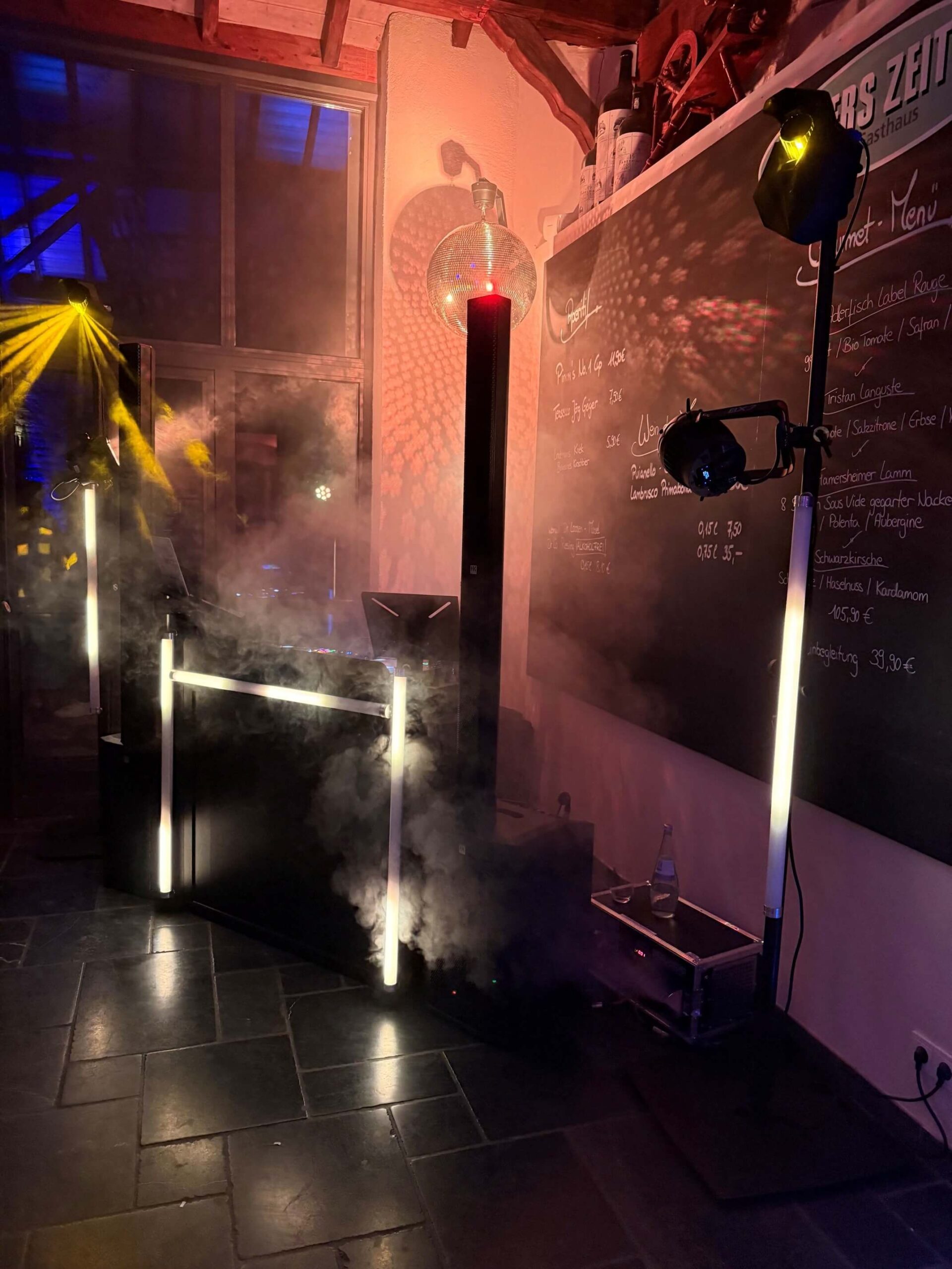 Ape Labs Neon Tube PIX an einem DJ-Aufbau bei einer Hochzeit