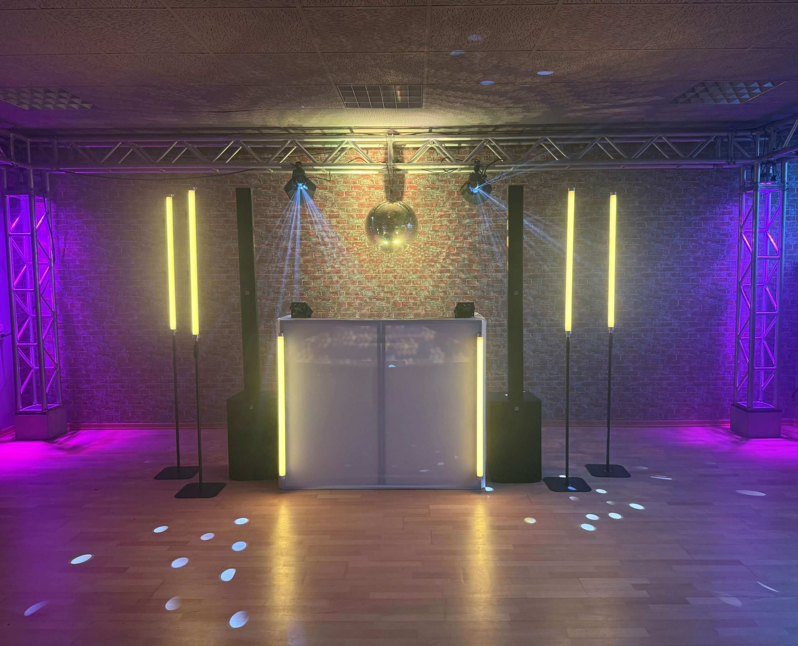 DJ Lichttechnik - Aufbau mit Ape Labs Neon Tube PIX und Tanzflächenbeleuchtung