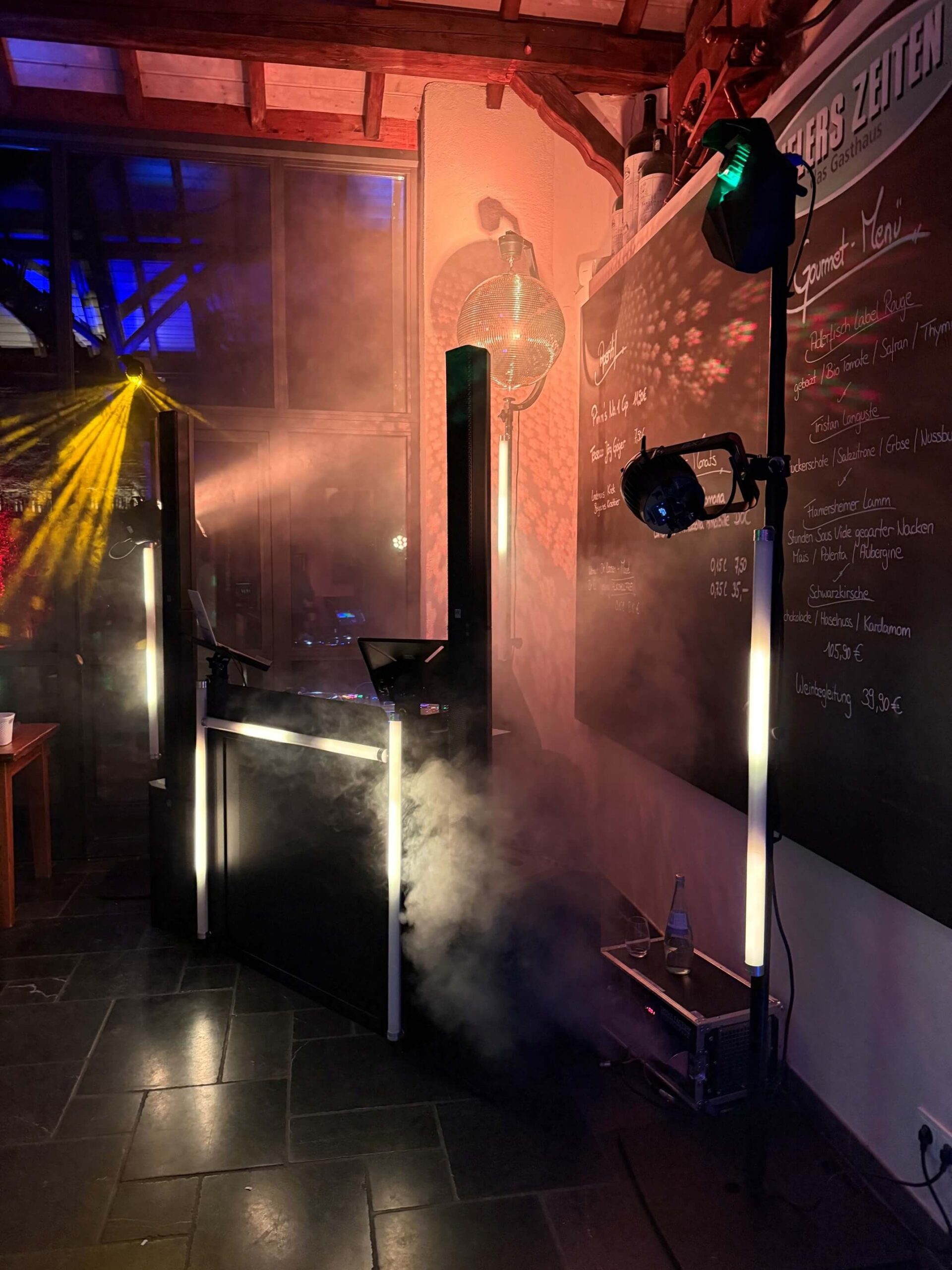 DJ-Setup mit goldener Discokugel, APE Labs Lichttechnik und Hazer in Eiflers Zeiten