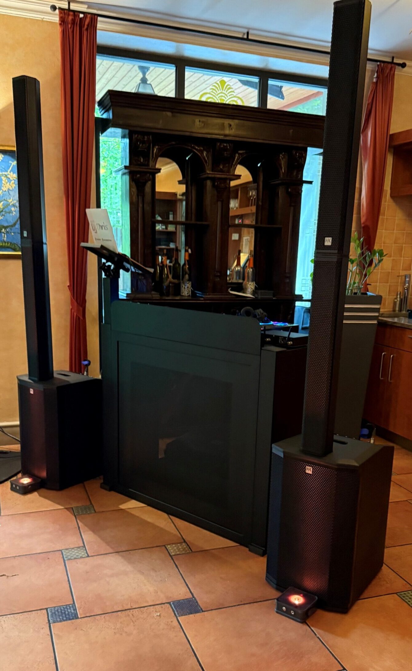 Kompaktes DJ-Setup bei einer Hochzeit im Restaurant des Waldhotels Rheinbach