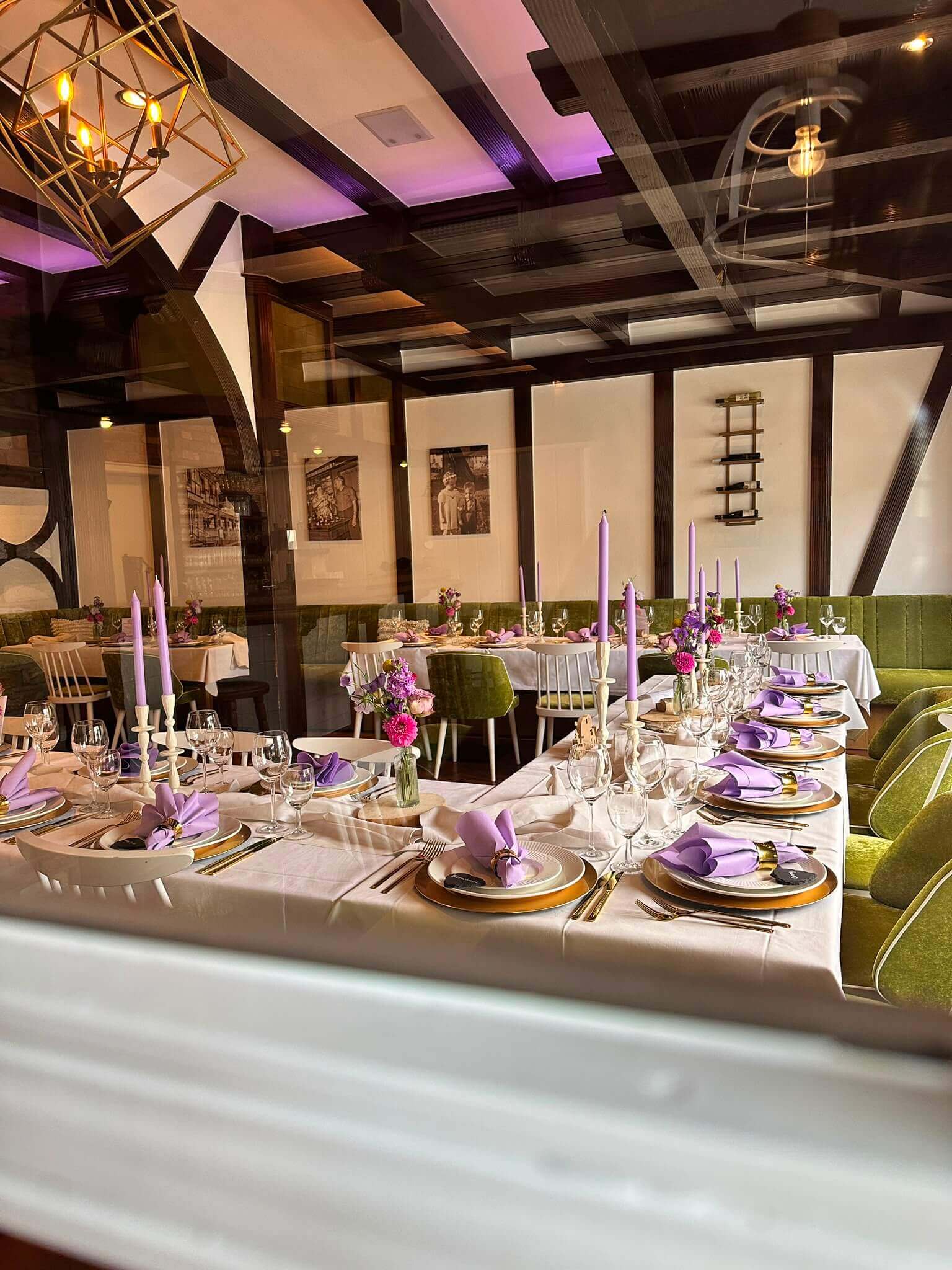 Festlich eingedeckter Restaurantbereich für eine Hochzeit im Landgasthaus Keuler in Insul