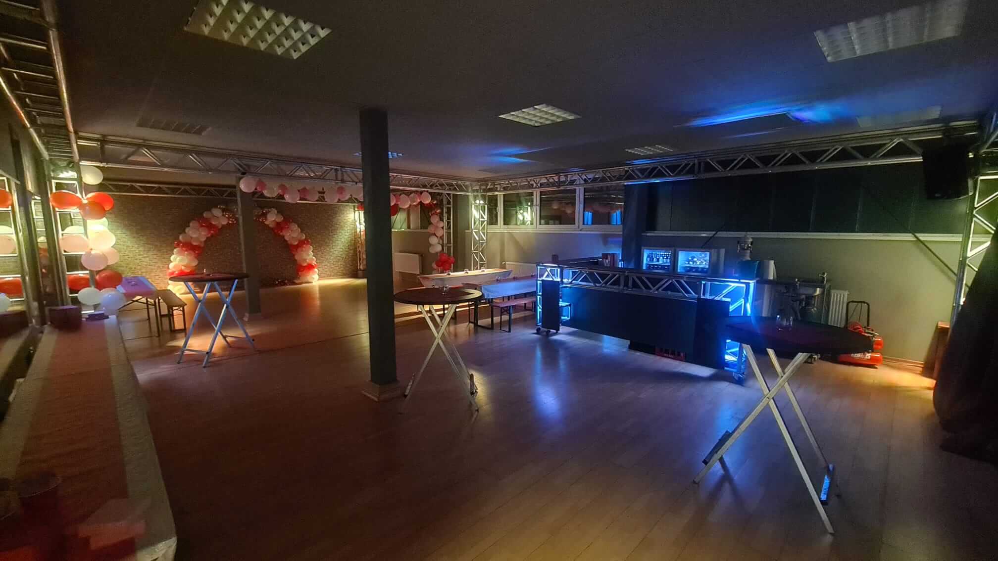 Hall of Fame Rheinbach mit beleuchteter Theke, Sitzbereichen und Tanzfläche
