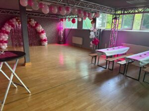 Dekorierter Eventraum der Hall of Fame in Rheinbach mit Sitzgruppen und freier Tanzfläche