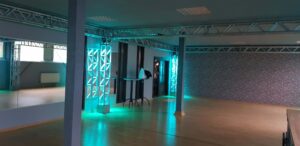 Veranstaltungsraum der Hall of Fame in Rheinbach mit türkisfarbener Lichtstimmung