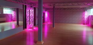 Leerer Partyraum der Hall of Fame in Rheinbach mit pinkfarbener Beleuchtung