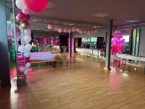 Dekorierte Hall of Fame in Rheinbach mit Tischen, Sitzplätzen und Thekenbereich für eine private Feier