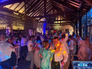 Volle Tanzfläche bei einer Hochzeit in Eiflers Zeiten der Landlust Burg Flamersheim
