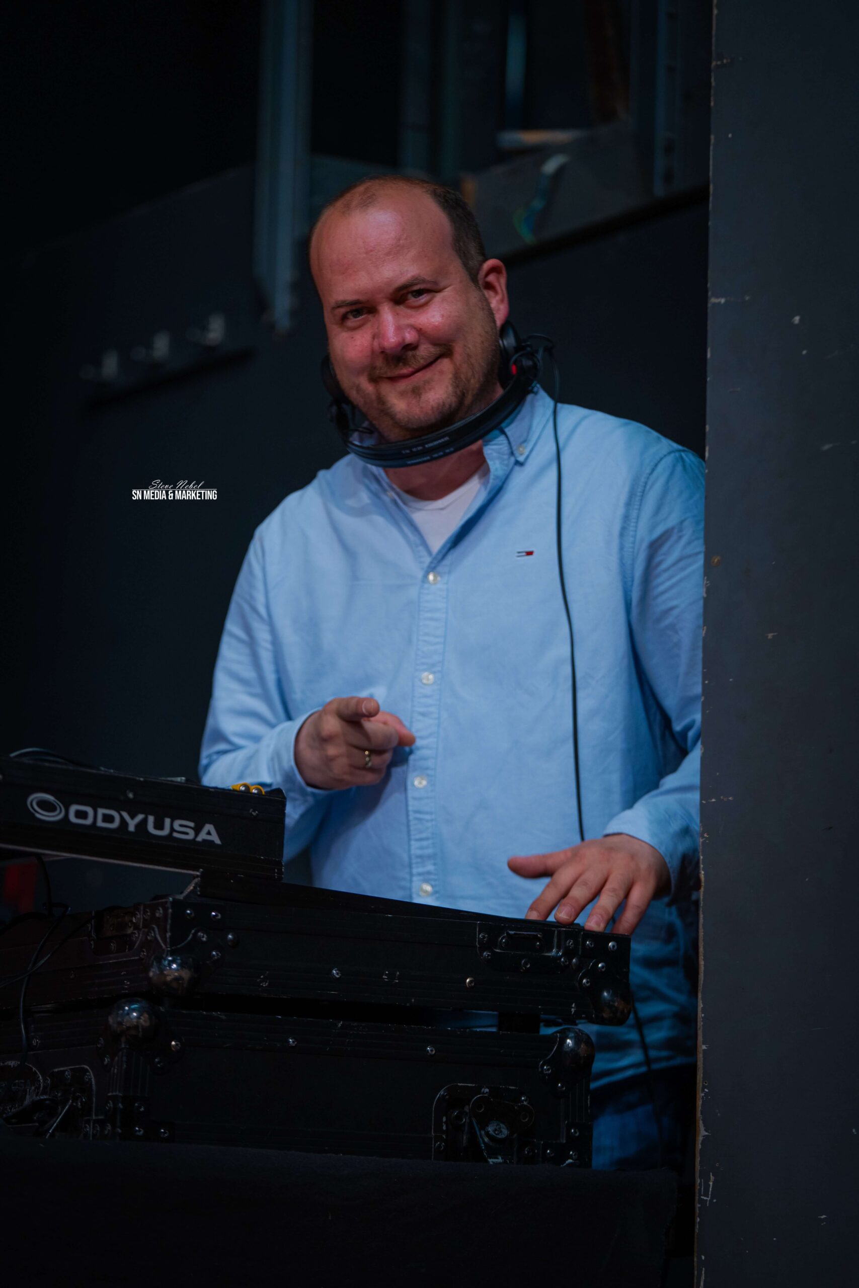 Music DJ Chris bei einer Veranstaltung hinter seinem DJ-Pult