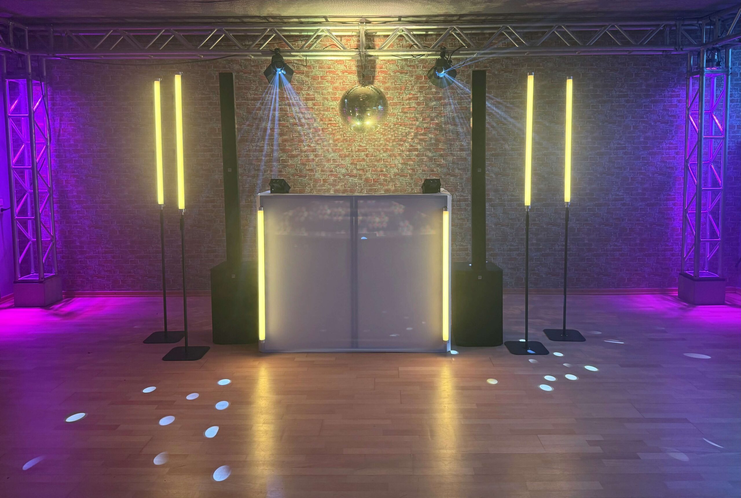 DJ-Technik für Veranstaltungen mit Tanzflächenlicht, LED-Röhren und Discokugel