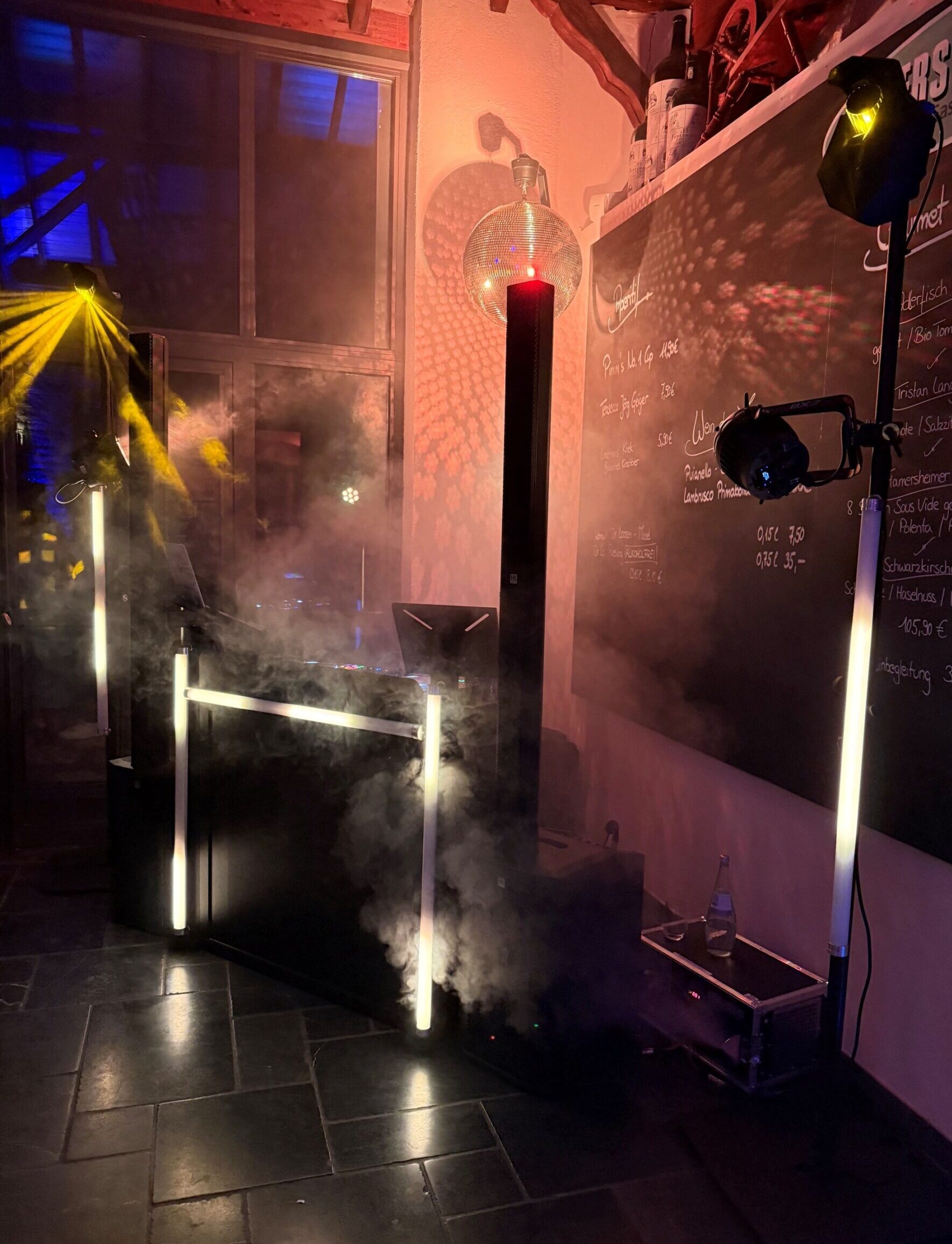 DJ-Setup für Veranstaltungen mit Lichttechnik und Discokugel in der Landlust Burg Flamersheim