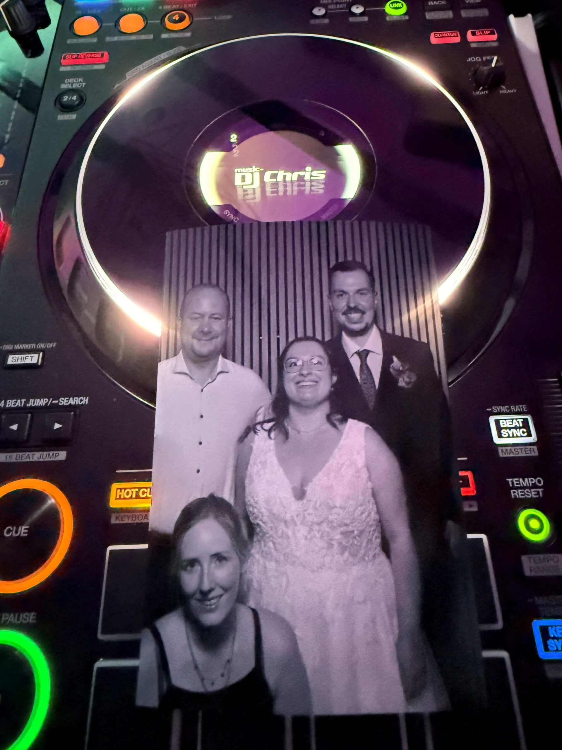 Fotostreifen mit Jenny und Niklas, Michelle Renner und Music DJ Chris auf dem DJ-Controller – Hochzeits-DJ Landgasthaus Keuler