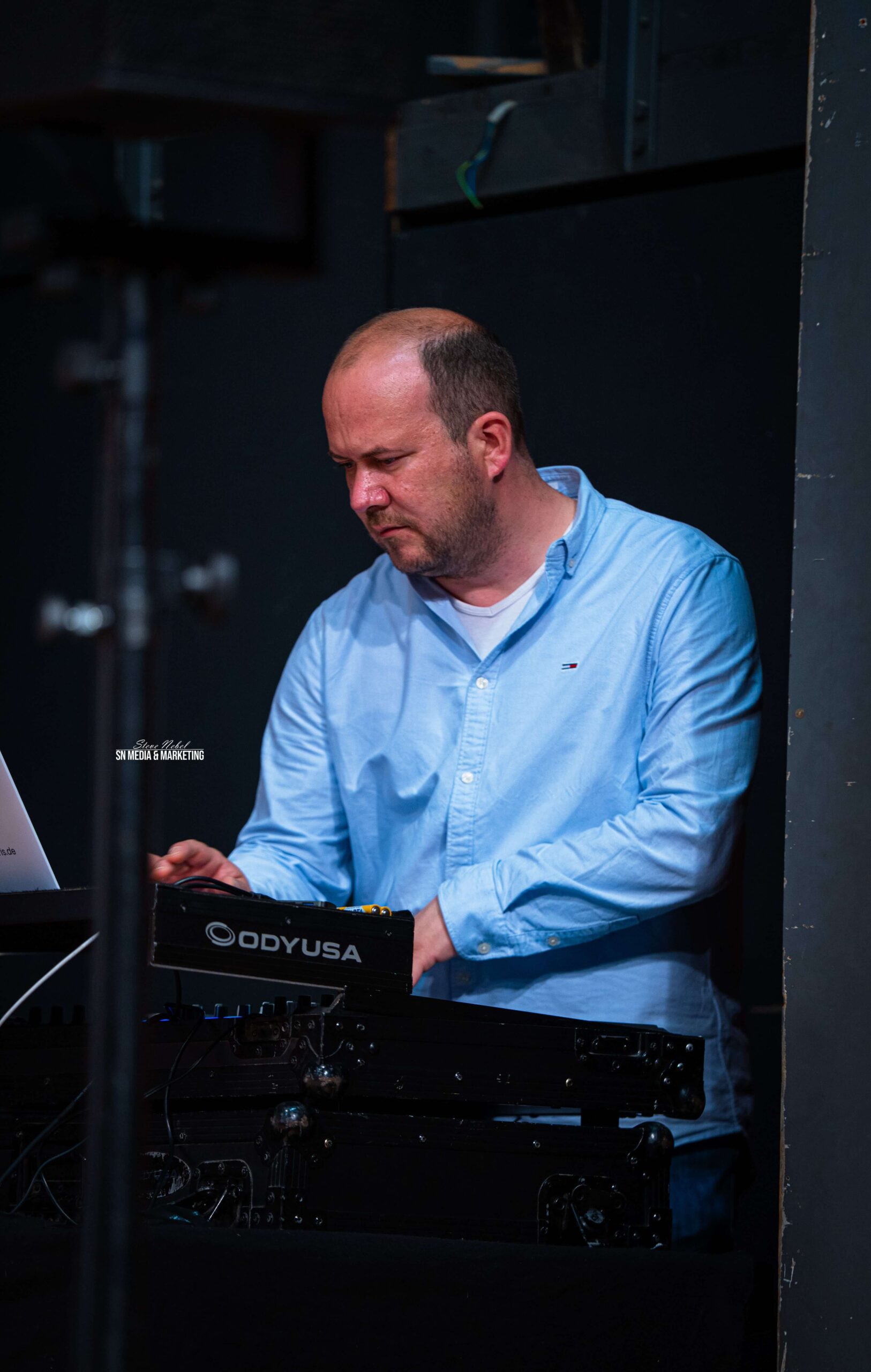 Music DJ Chris konzentriert bei der Arbeit am DJ-Pult