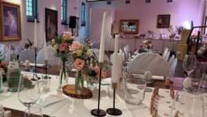 Hochzeitstafel mit rosafarbener Blumendekoration in der Landlust Burg Flamersheim