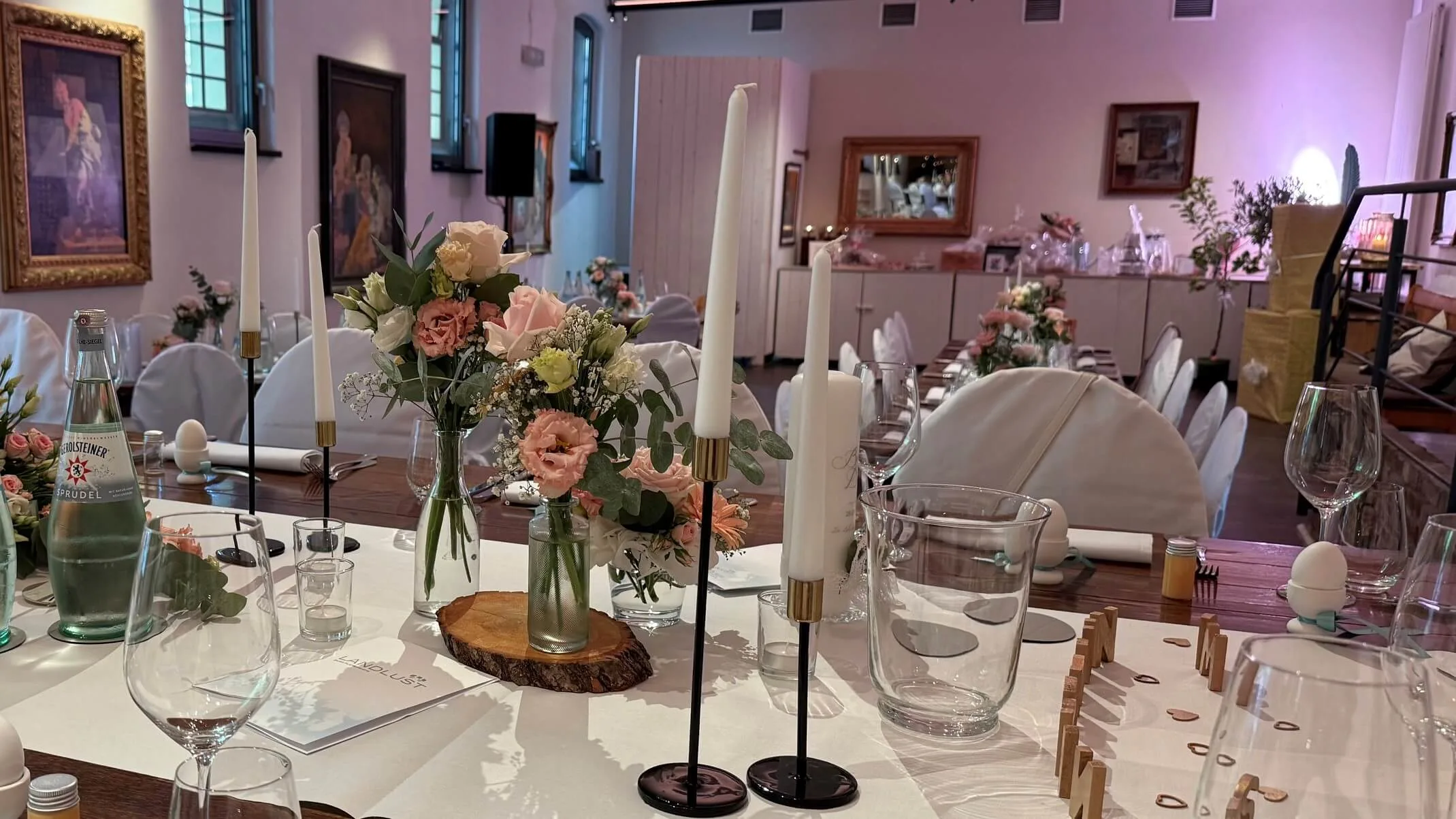 Tischdekoration bei einer Hochzeit in der Landlust Burg Flamersheim, einer Hochzeitslocation in Euskirchen