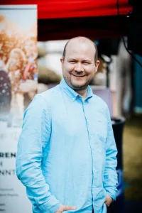 Persönliches Portrait eines Hochzeits- und Event-DJs bei einer Veranstaltung