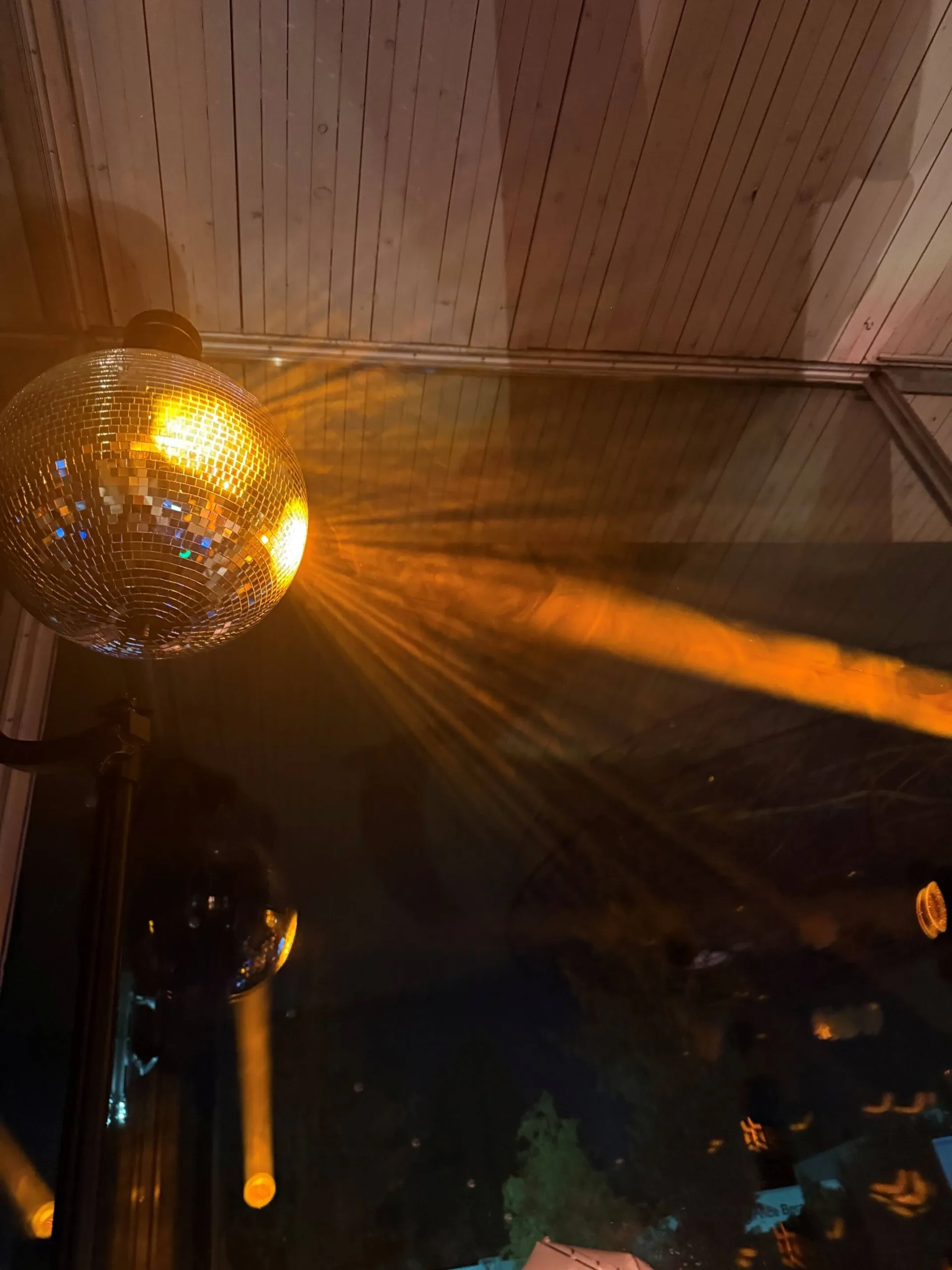 Discokugel mit warmer Lichtstimmung bei einer Hochzeit in der Alten Gärtnerei Bad Neuenahr