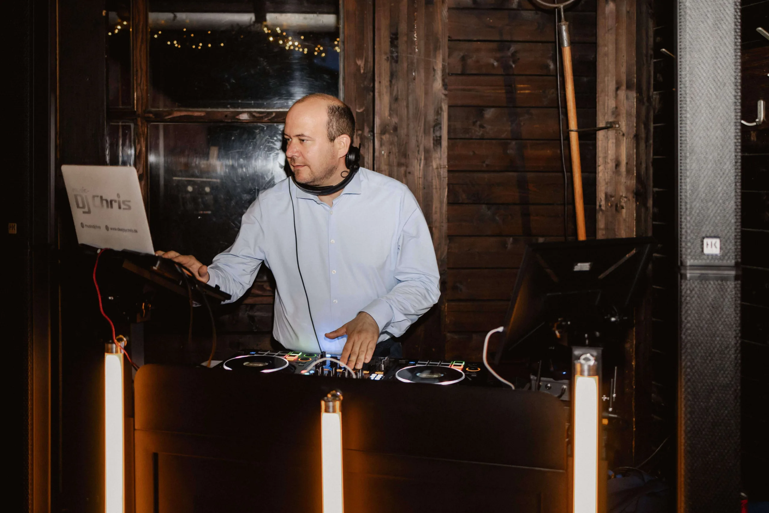 Music DJ Chris am Mischpult bei einer Hochzeit in der Adenbachhütte