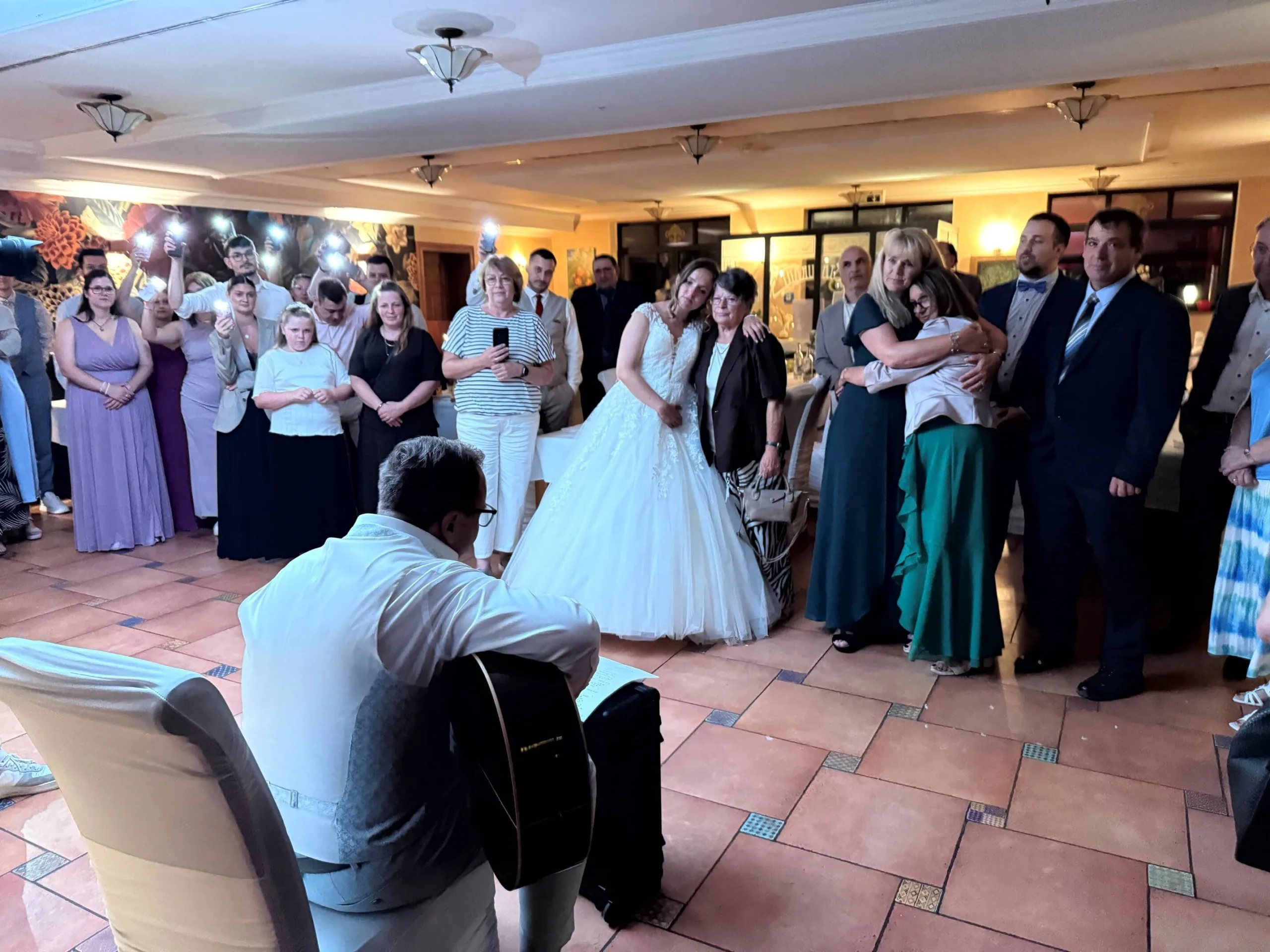 Bräutigam spielt Gitarre vor Braut und Hochzeitsgästen im Waldhotel Rheinbach